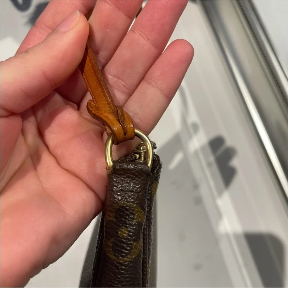 Louis Vuitton Monogram pochette - Picture 8 of 12